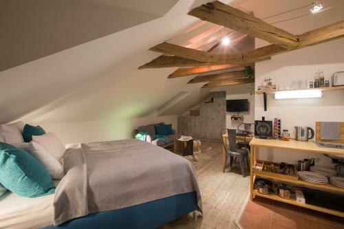 Apartamento Old Town Boho-chic Attic With Hanging Chair