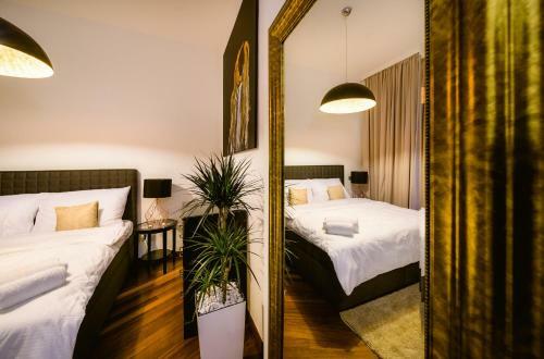 Triplex Kings Apartment In Old Town