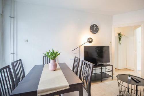 Stylish 2 Room Apartment +new Bathroom & Kitchen