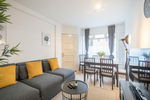 Stylish 2 Room Apartment +new Bathroom & Kitchen
