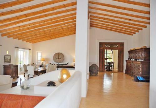 Arta Holiday Home Sleeps 12 With Pool And Wifi