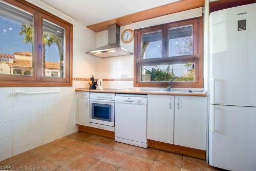 (Mil001) Townhouse With Beautiful Terrace