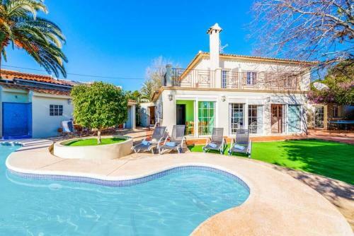 Calpe Villa Sleeps 8 With Pool Air Con And Wifi