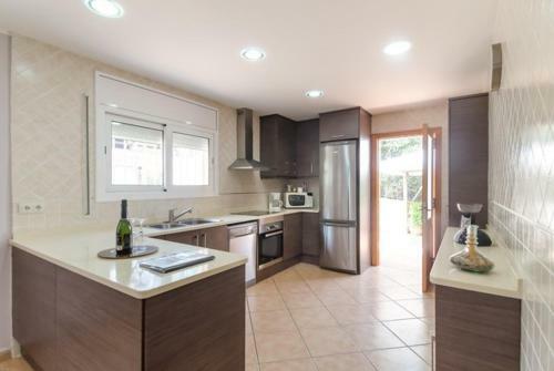 Caules Villa Sleeps 6 Pool Wifi