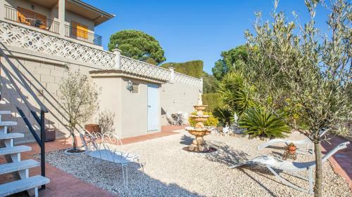 Caules Villa Sleeps 8 With Pool