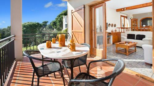 Caules Villa Sleeps 8 With Pool
