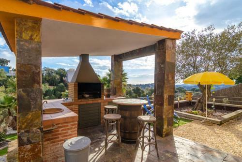 Caules Villa Sleeps 10 With Pool