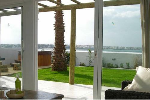 Villa Maluhia Beachfront-exterior Jacuzzi Sea View