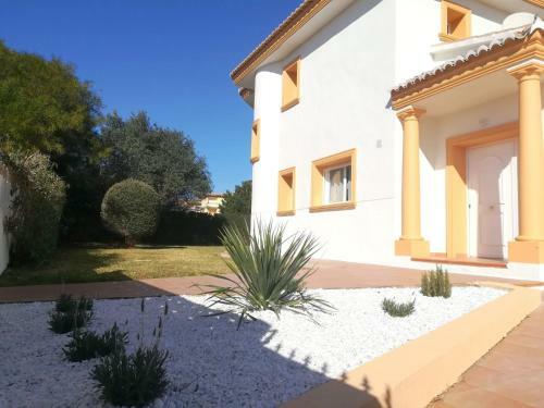 Alicante Villa Sleeps 8 With Pool And Air Con