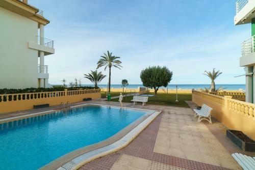 Luxury 3-bed Apartment On The First Beach Line