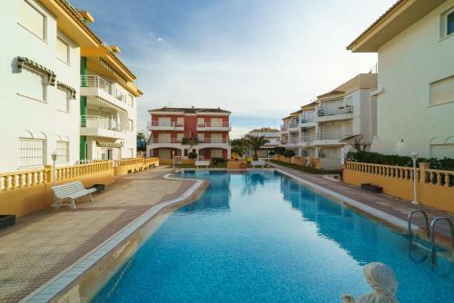 Luxury 3-bed Apartment On The First Beach Line