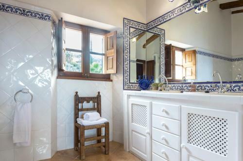 Deia Villa Sleeps 10 With Pool And Air Con