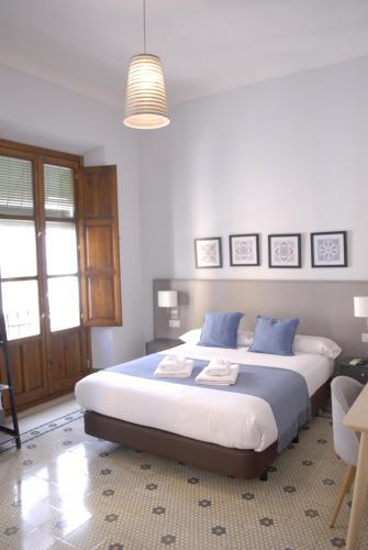 Hostal La Perla Granada Suites