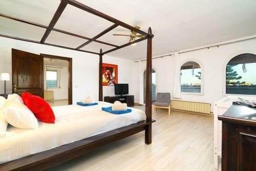 Javea Villa Sleeps 16 With Pool And Wifi