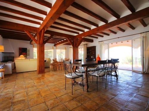 Villa In Javea Sleeps 12 With Pool And Wifi