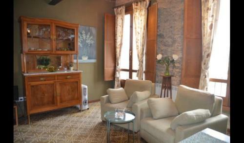 La Llacuna Villa Sleeps 32 With Pool
