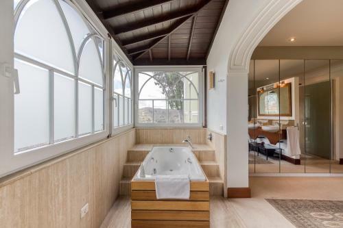Amplia Villa de Lujo Con Piscina Climatizada