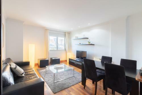 Apartamento Flatguest Ramblas Golf 6c - Parking + Pool + Gym
