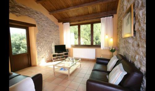 Les Planes D'hostoles Villa Sleeps 14 With Pool