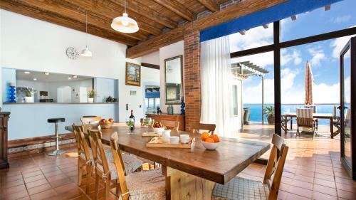 Lloret de Mar Villa Sleeps 8 With Pool And Air Con