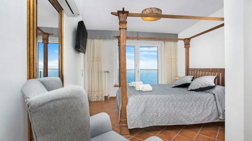 Lloret de Mar Villa Sleeps 8 With Pool And Air Con