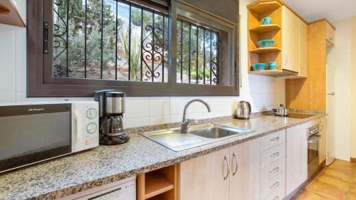 Villa In Lloret de Mar Sleeps 10 With Pool