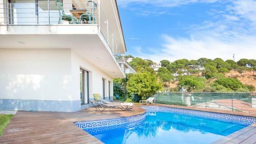Villa In Lloret de Mar Sleeps 8 Includes Swimming Pool And Air Con