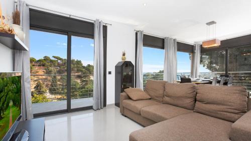 Villa In Lloret de Mar Sleeps 8 Includes Swimming Pool And Air Con