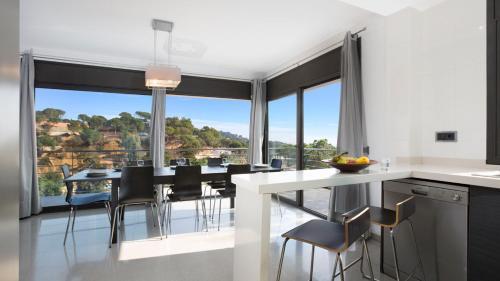 Villa In Lloret de Mar Sleeps 8 Includes Swimming Pool And Air Con
