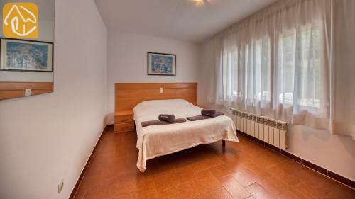 Lloret de Mar Villa Sleeps 12 Pool Wifi