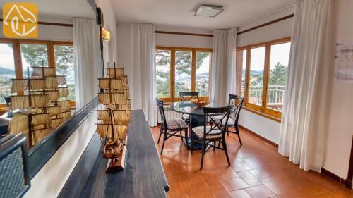 Lloret de Mar Villa Sleeps 12 Pool Wifi