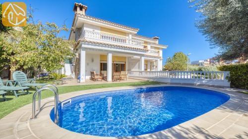 Lloret de Mar Villa Sleeps 10 Pool Wifi
