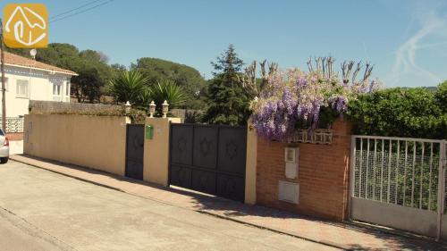 Lloret de Mar Villa Sleeps 8 Pool Wifi
