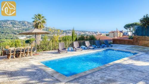 Lloret de Mar Villa Sleeps 14 Pool Wifi