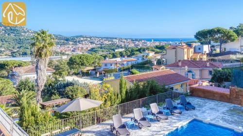 Lloret de Mar Villa Sleeps 14 Pool Wifi