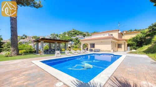 Lloret de Mar Villa Sleeps 12 Pool Wifi