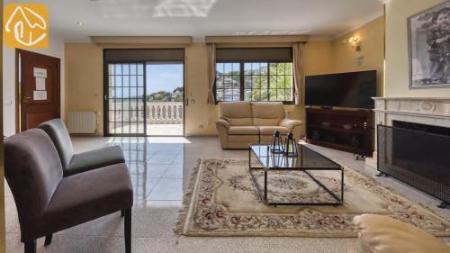 Lloret de Mar Villa Sleeps 12 Pool Wifi
