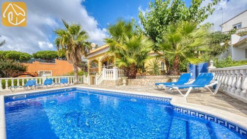 Lloret de Mar Villa Sleeps 8 Pool Wifi