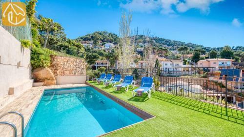 Lloret de Mar Villa Sleeps 6 Pool Wifi
