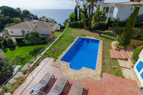 Lloret de Mar Villa Sleeps 6 With Pool And Free Wifi