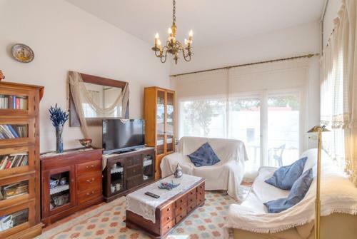 Lloret de Mar Villa Sleeps 6 With Pool And Free Wifi