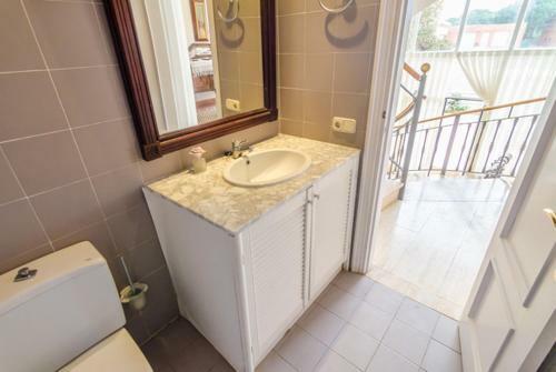 Lloret de Mar Villa Sleeps 6 With Pool And Free Wifi