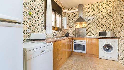 Lloret De Mar Villa Sleeps 8 With Pool