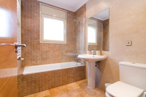 Lloret de Mar Villa Sleeps 8 Pool Air Con Wifi