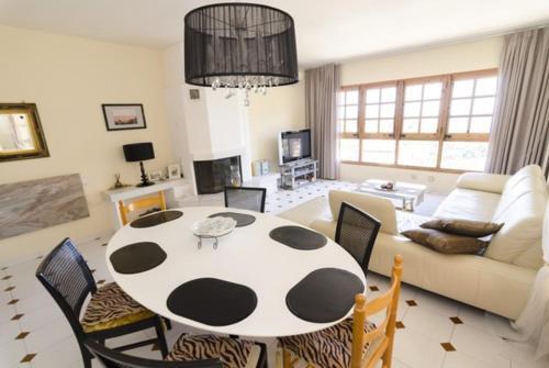Lloret de Mar Villa Sleeps 10 Pool Air Con Wifi