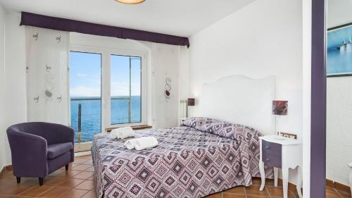 Lloret de Mar Villa Sleeps 8 With Pool Air Con And Wifi