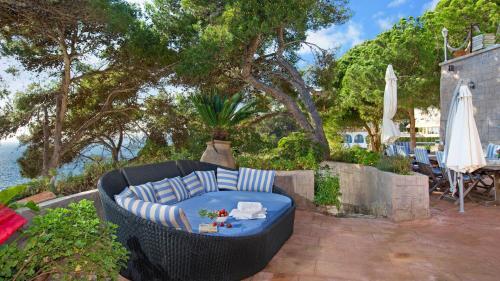 Lloret de Mar Villa Sleeps 8 With Pool Air Con And Wifi