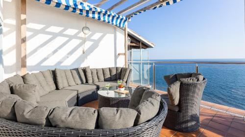 Lloret de Mar Villa Sleeps 8 With Pool Air Con And Wifi