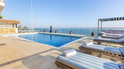 Lloret de Mar Villa Sleeps 8 With Pool Air Con And Wifi