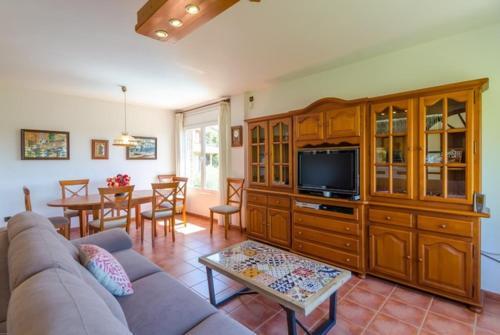 Lloret de Mar Villa Sleeps 10 Pool Wifi